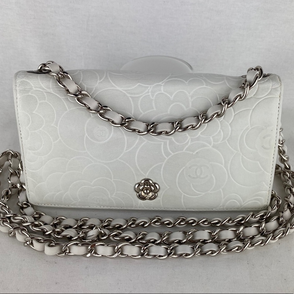 CHANEL White Camellia Embossed Leather Chain Shoulder  wallet on a chain